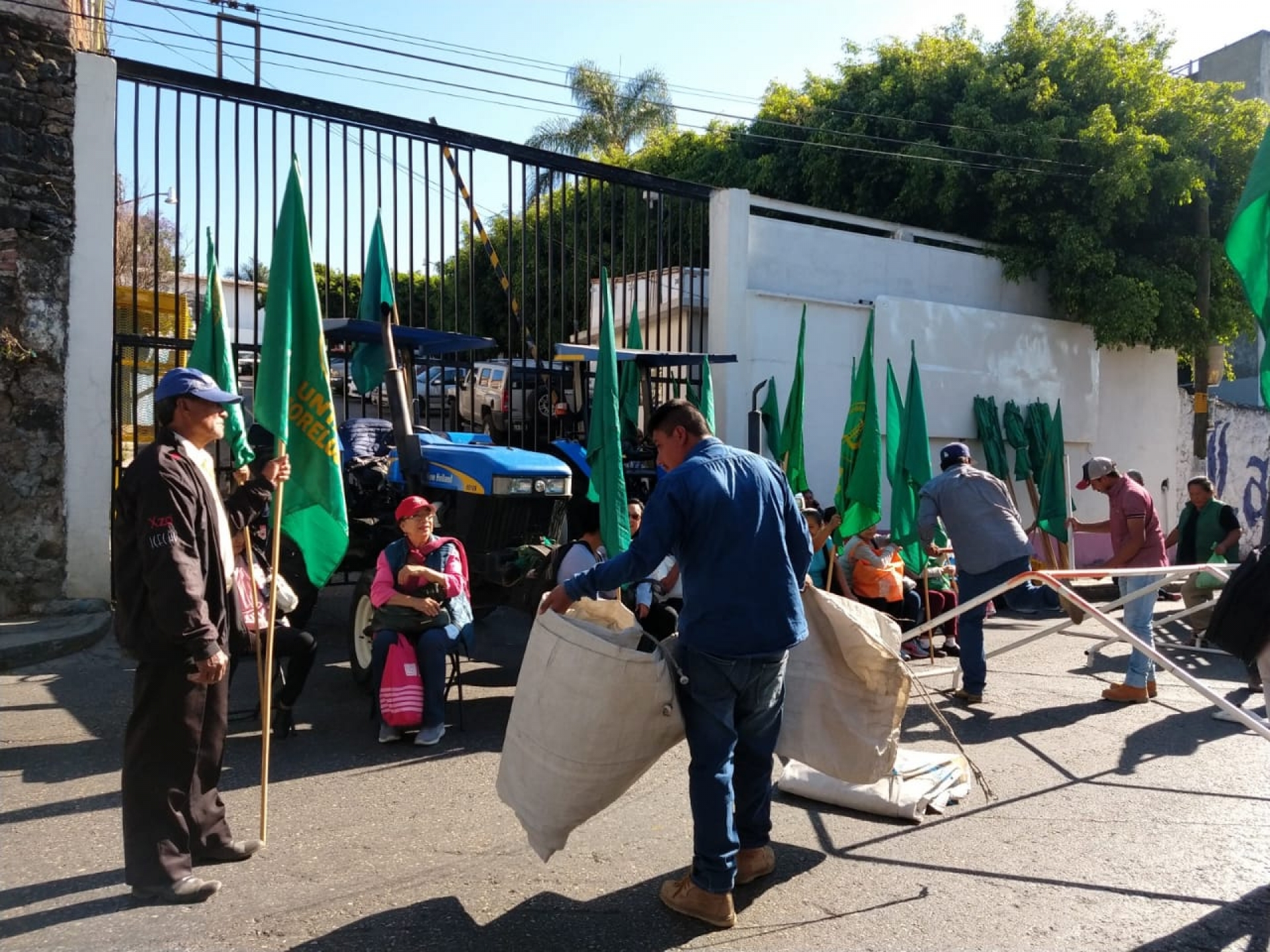 Protestan integrantes de la UNTA en Sedagro; se instalan en plantón