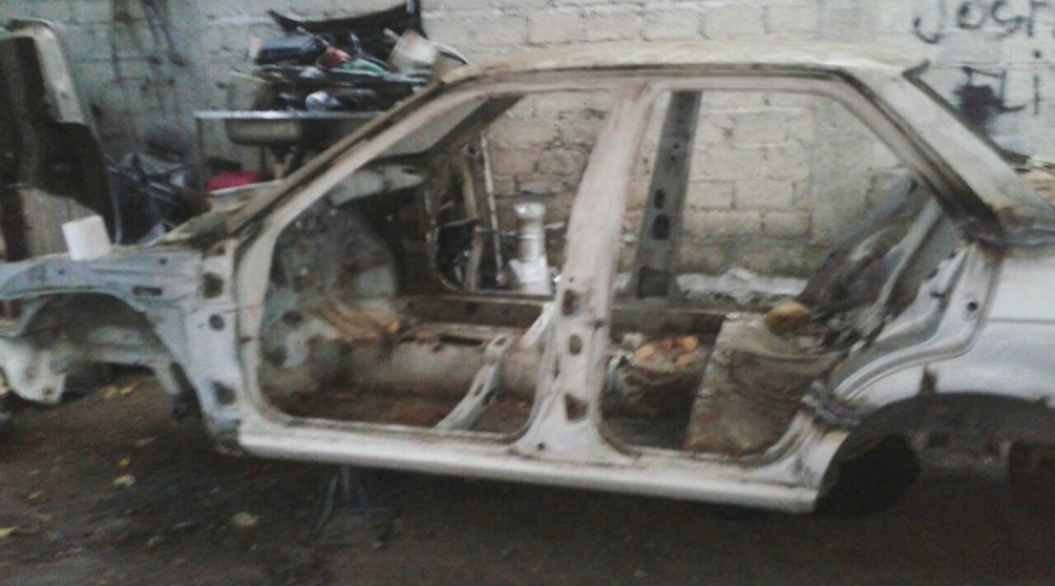 Localizan una casa donde desvalijaban autos robados