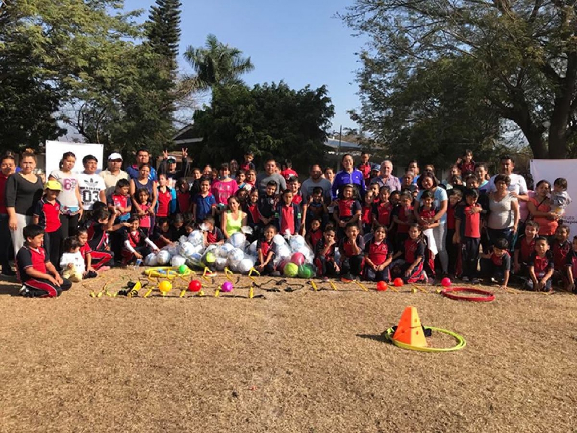 Entrega Agustín Alonso y Jaqueline Guerra material deportivo a escuelas de Yautepec