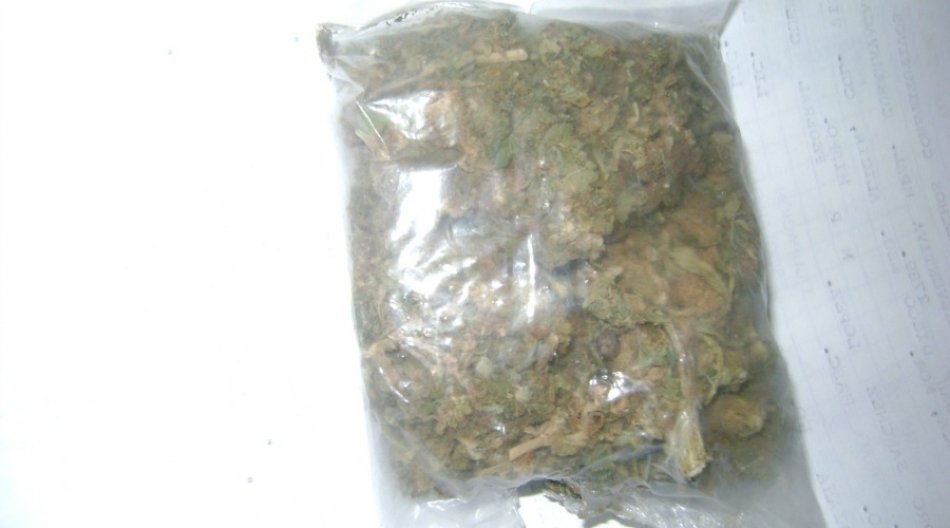 En casos distintos fueron detenidos un hombre y un adolescente en posesión de marihuana
