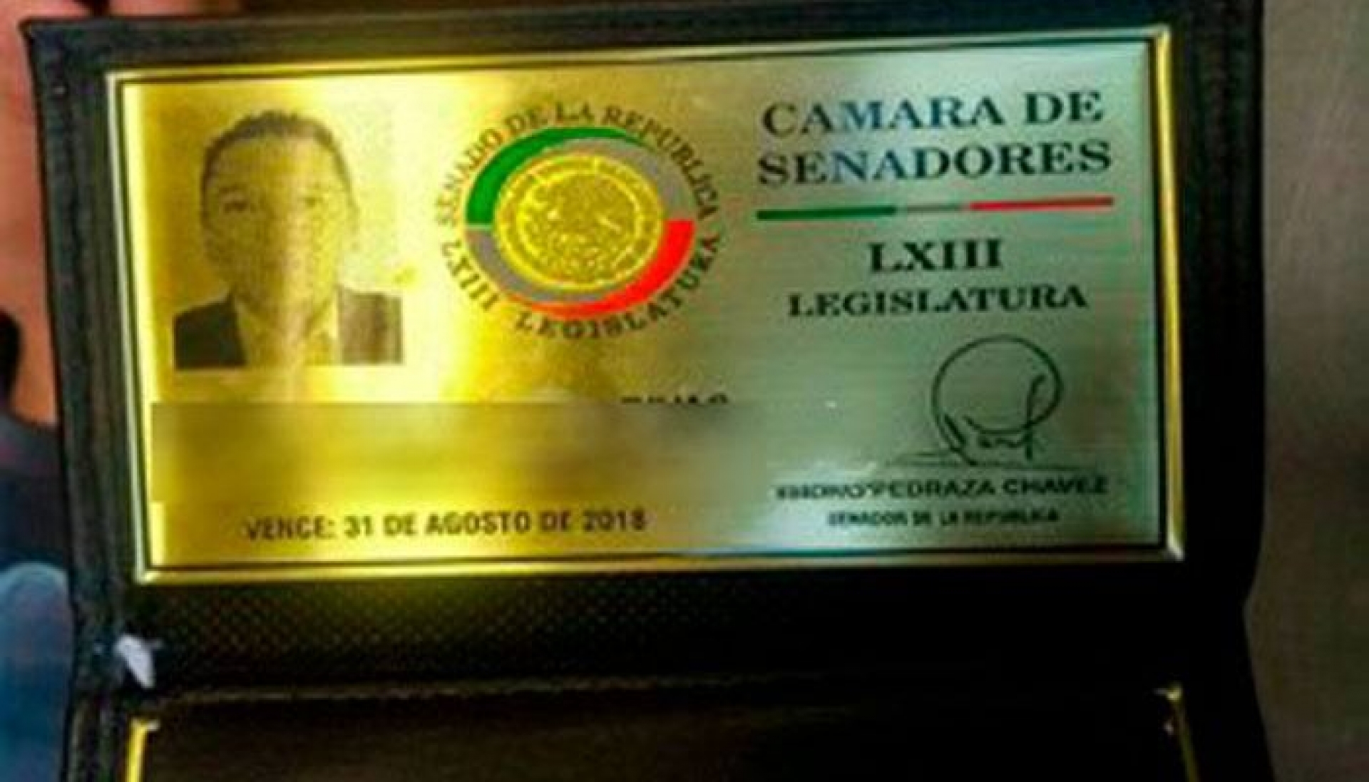 Ladrón pierde identificación durante asalto y resulta ser asistente de ex senador del PRD