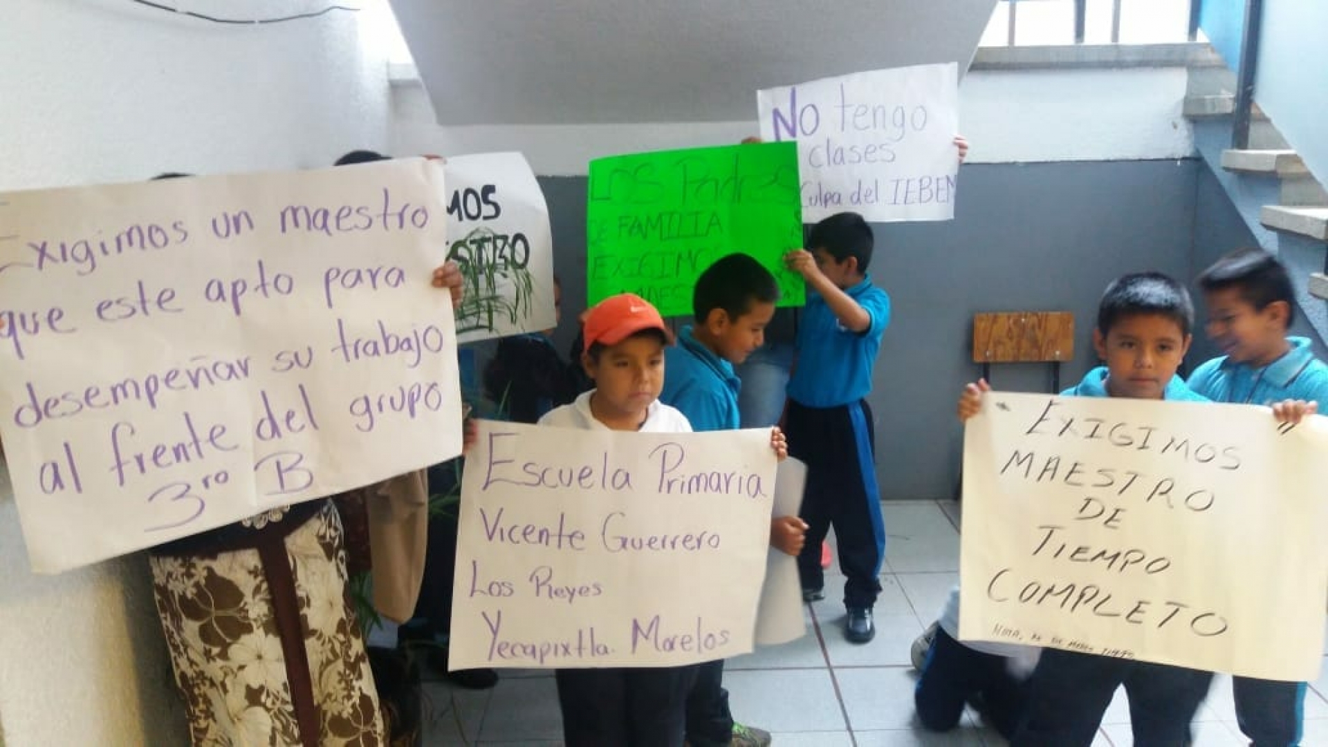 Protestan padres de familia en el IEBEM