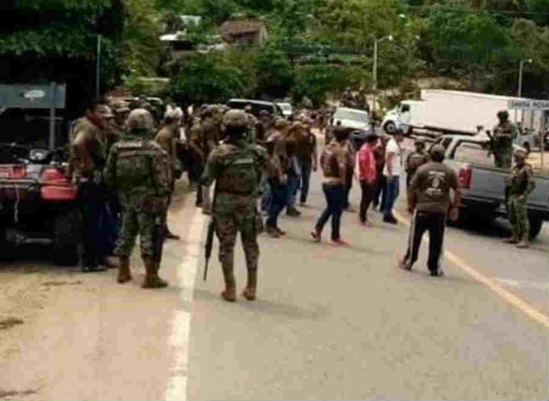 Pobladores retienen a 10 elementos de la Guardia Nacional en Guerrero