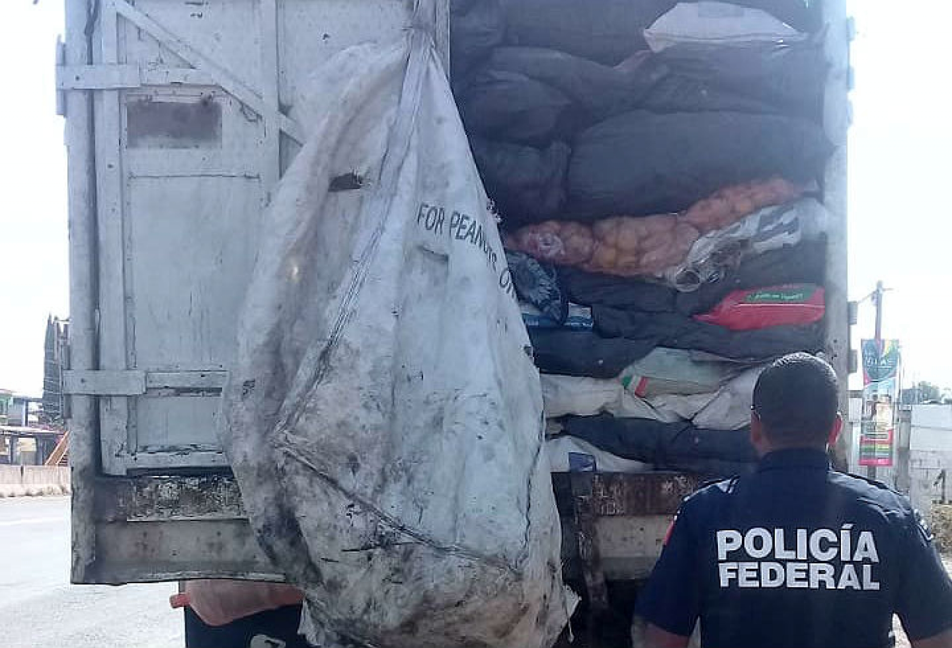 Asegura PF a conductor de camión de volteo con placas sobrepuestas