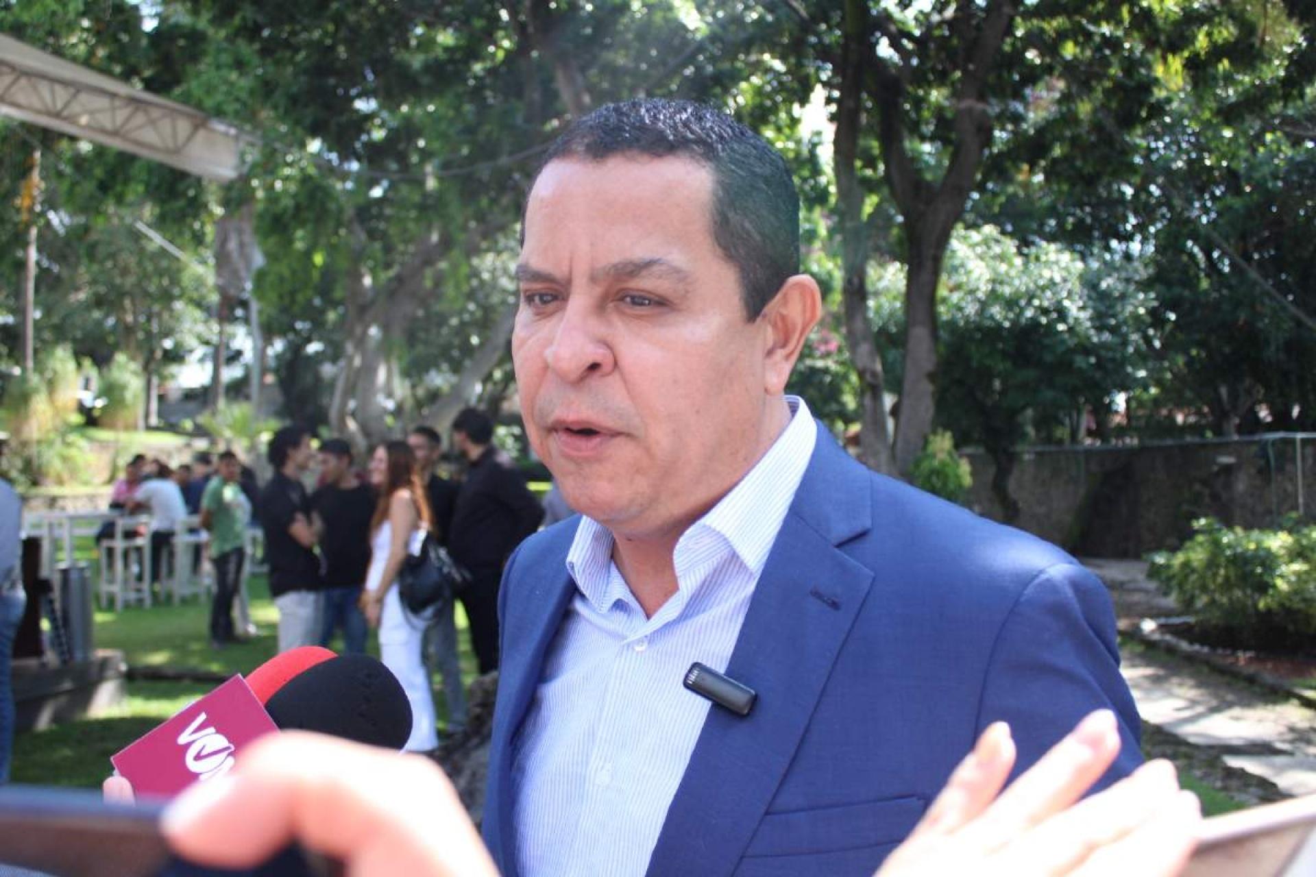 Ofrece Juan Ángel Flores trabajar permanentemente con la UAEM