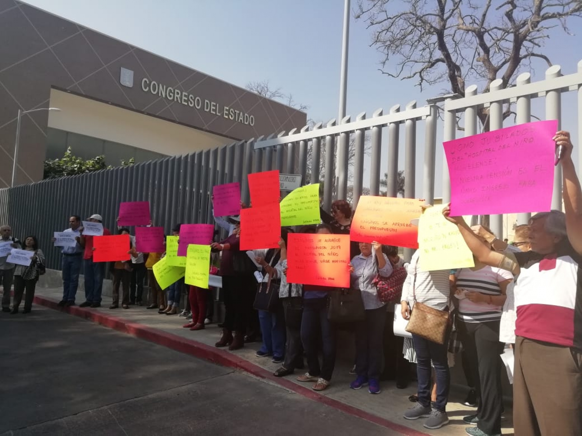 Se manifiestan trabajadores pensionados del HNAM