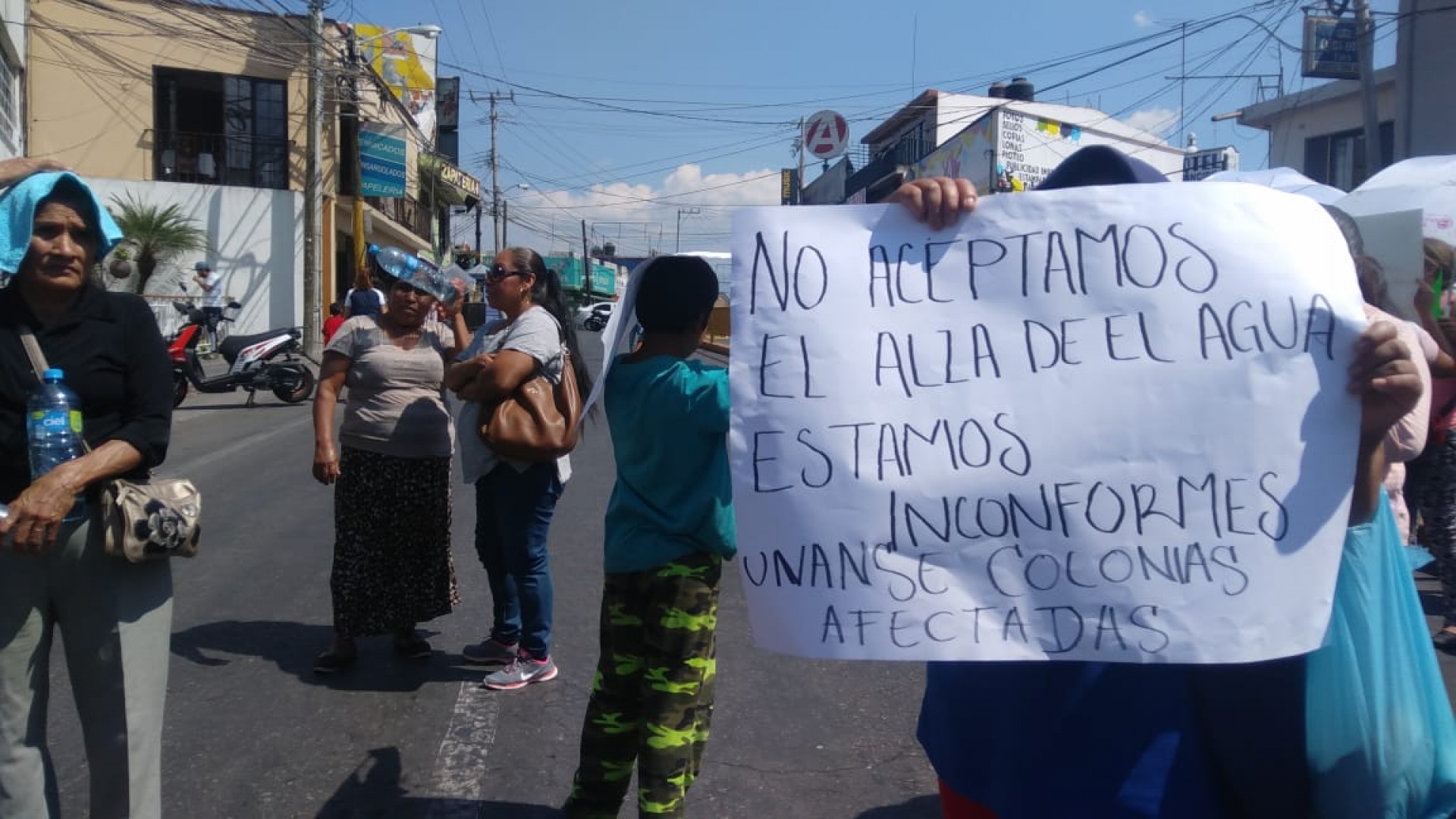 Se manifiestan vecinos de Temixco por incremento en tarifa de agua potable