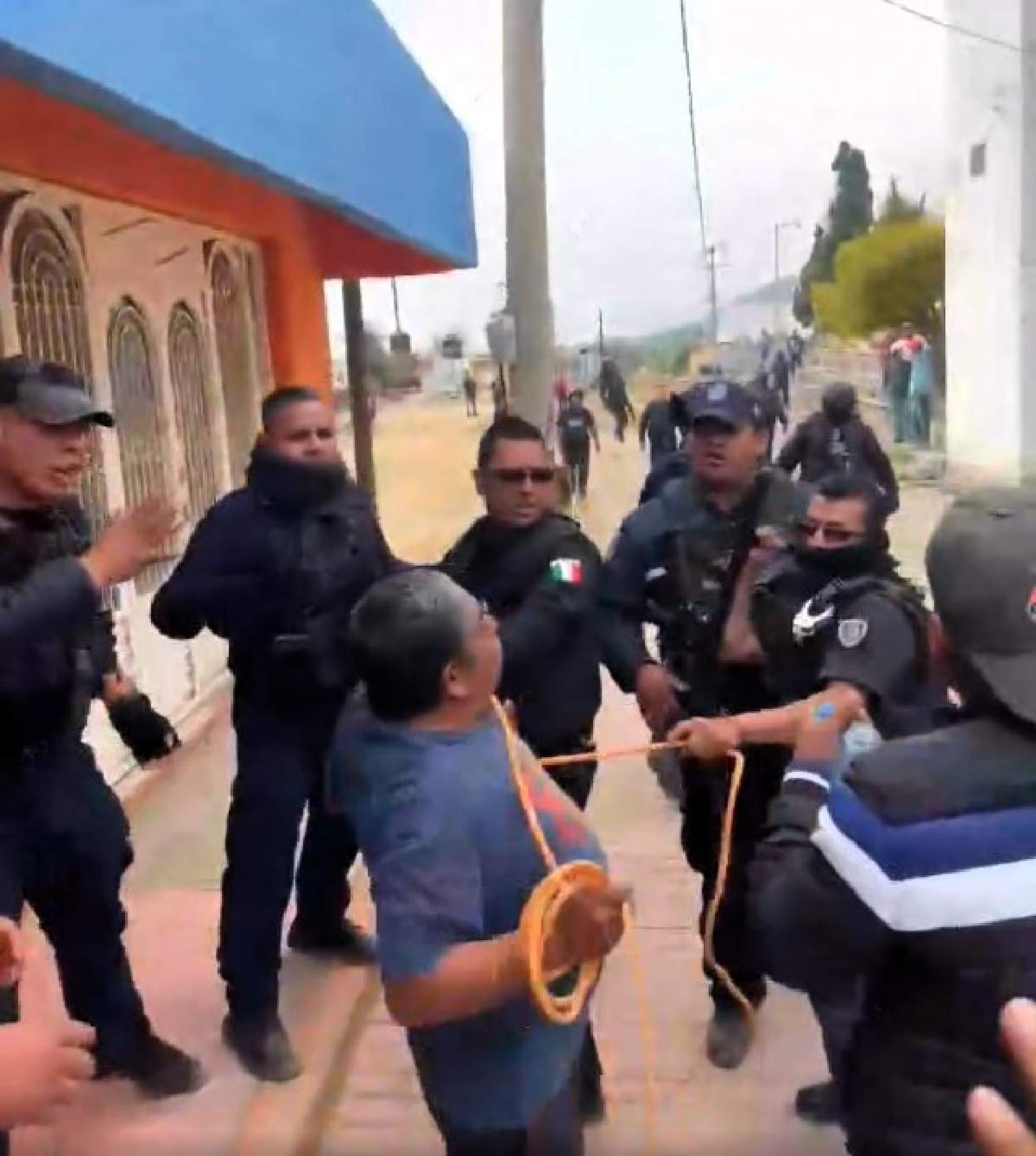 Retienen vecinos de Huecahuaxco a funcionario de Ocuituco