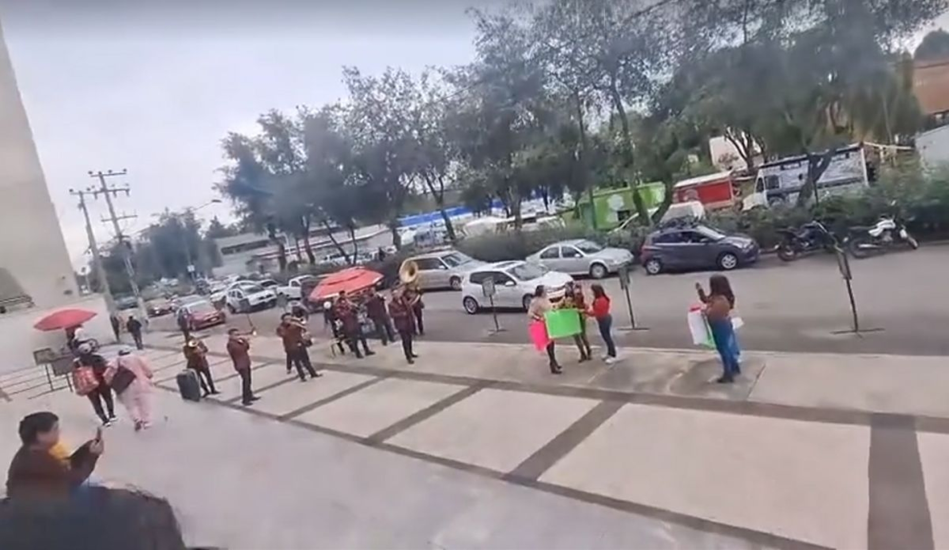 Mujer celebra su divorcio con banda sinaloense y se vuelve viral en Edomex