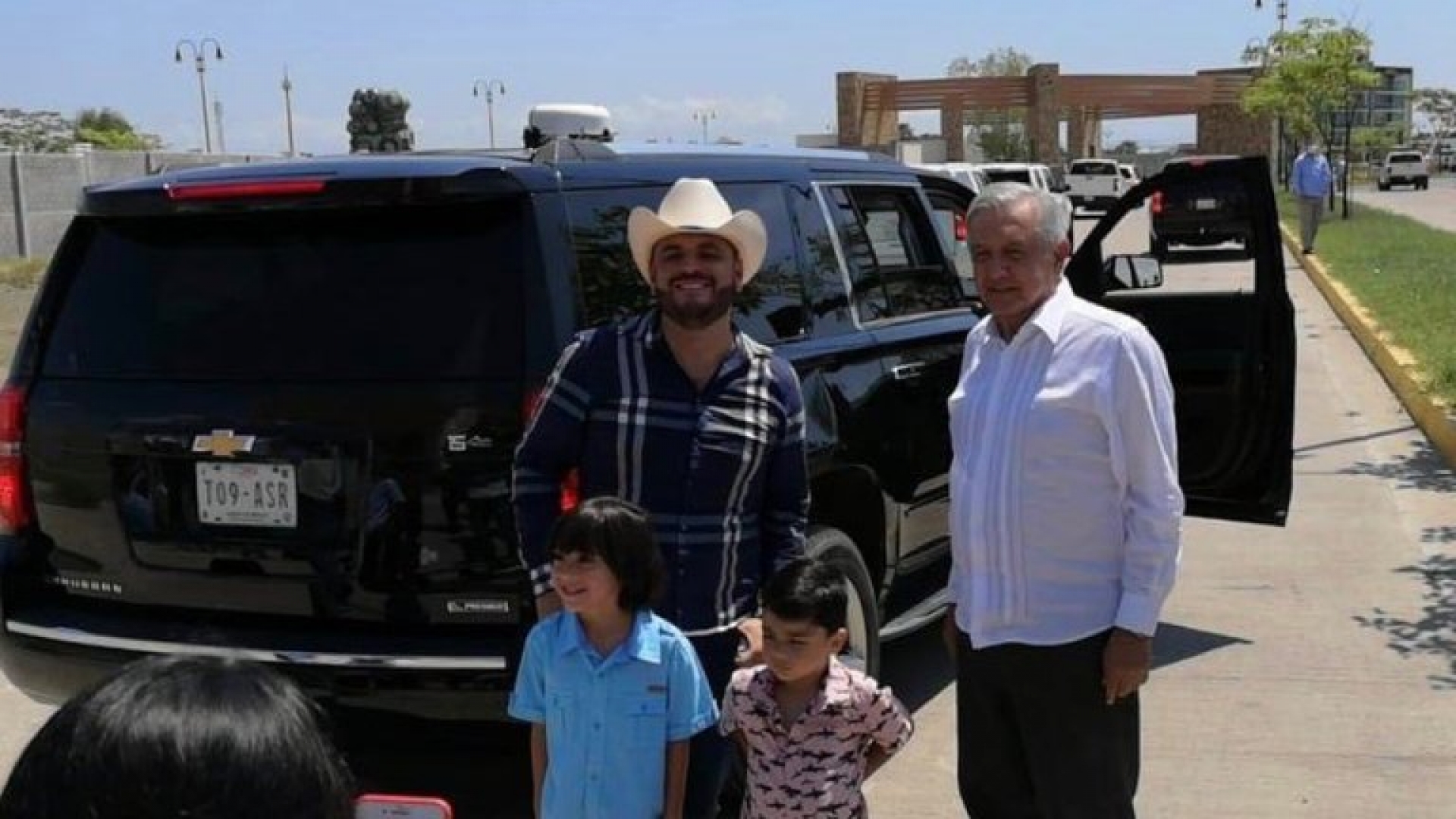 Otra polémica fotografía en Sinaloa: López Obrador posó junto al cantante de narcocorridos el “Komander”