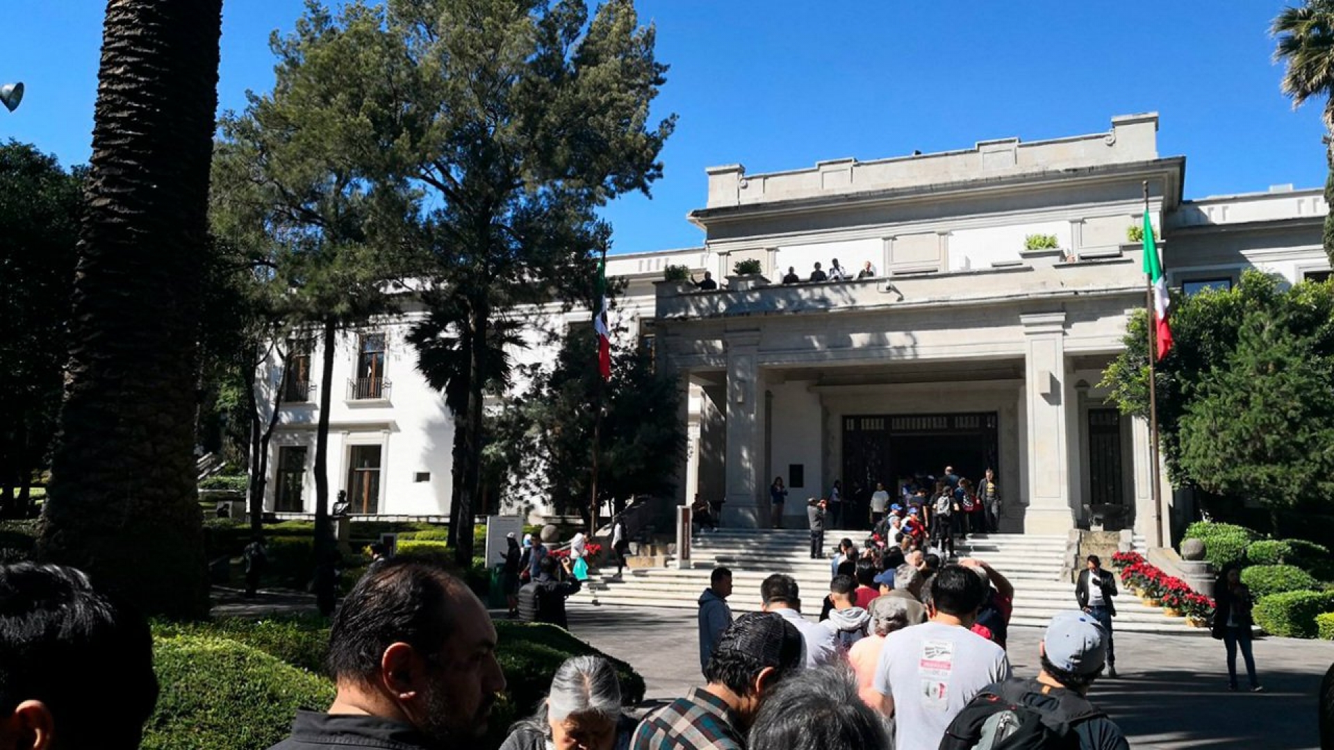 Habilitan Los Pinos como albergue para médicos y enfermeras