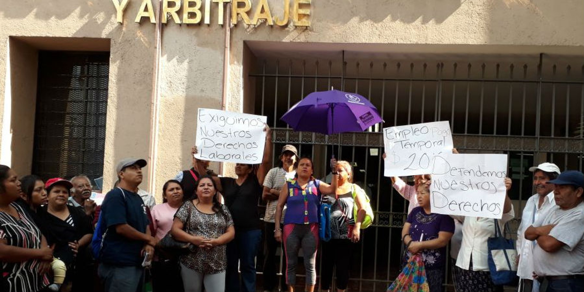 Se manifiestan trabajadores temporales de Temixco en la JLCyA