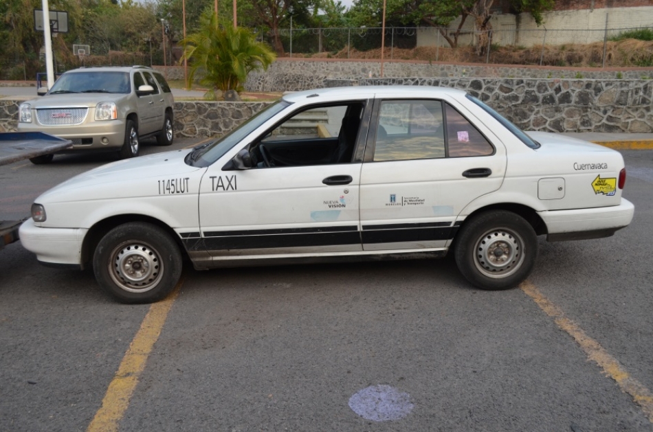 Atrapan a dos hombres que habrían robado un taxi