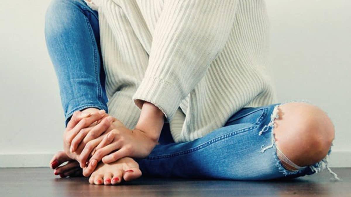 ¿Por qué se duerme el pie o la mano?, esto es lo que pasa