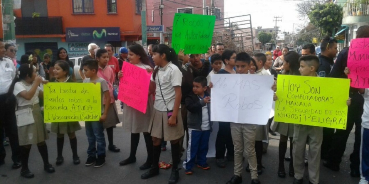 Se manifiestan padres de familia de la escuela "José Vasconcelos"; exigen un alto a la inseguridad