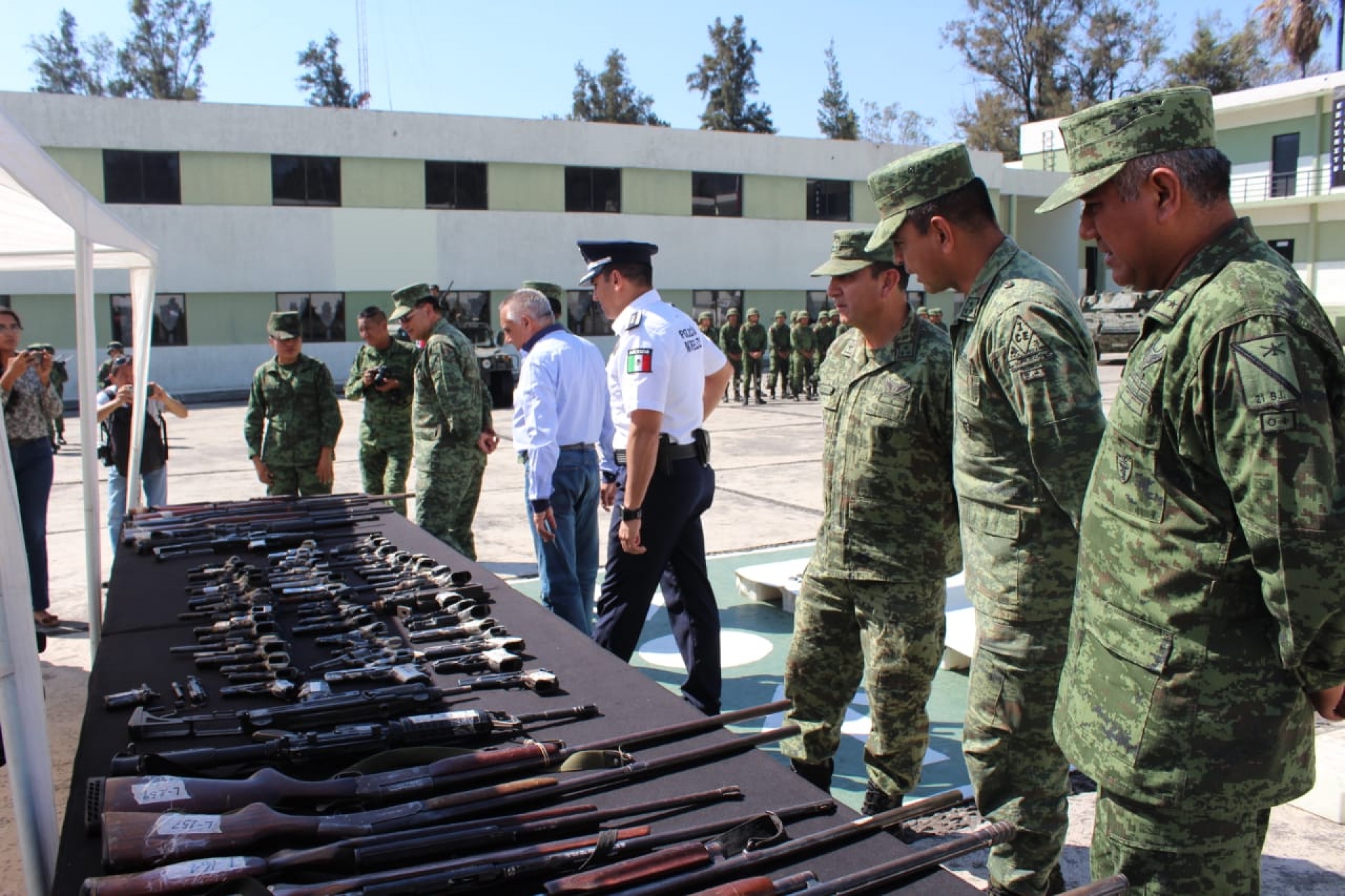 Destruyen armamento decomisado a disposición de la Sedena