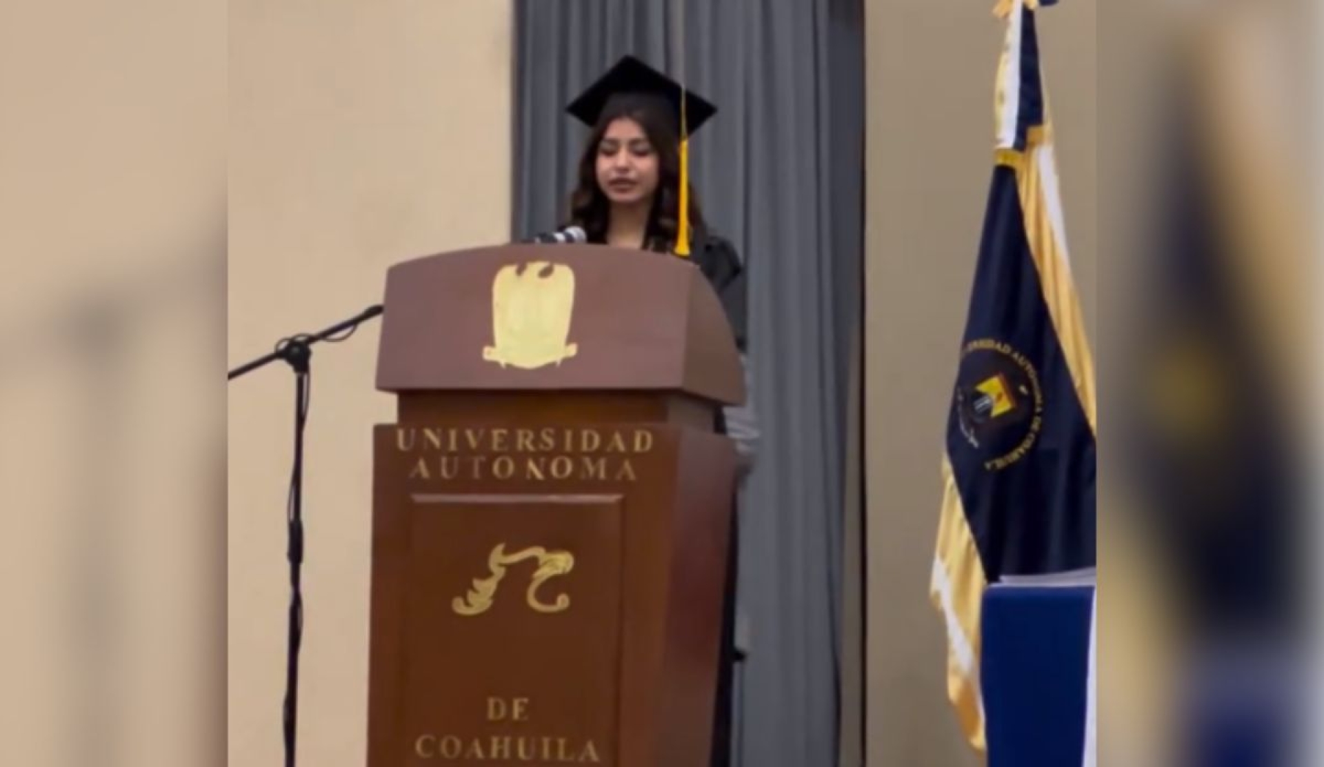 Joven se gradúa tras años trabajando como botarga del Dr. Simi | Video viral