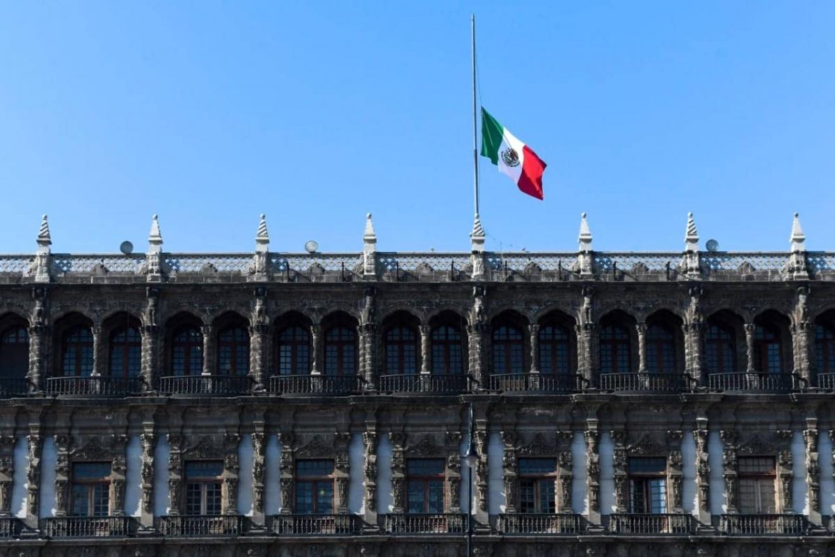 Bandera de México ondea a media asta por víctimas de Línea 12 del Metro CDMX