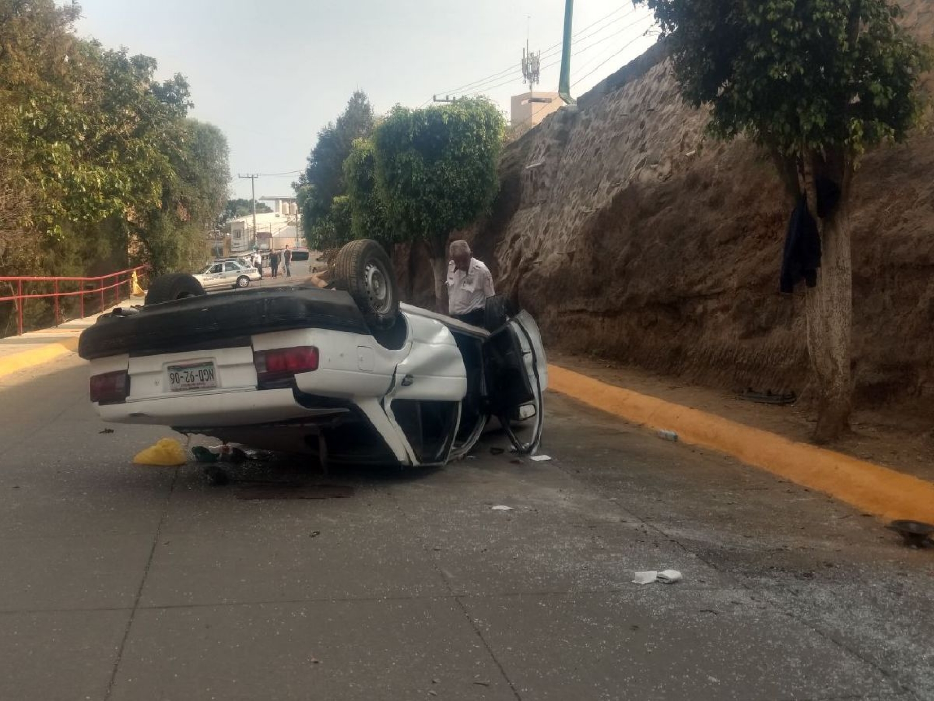 Cae auto desde un desnivel; hubo dos heridos