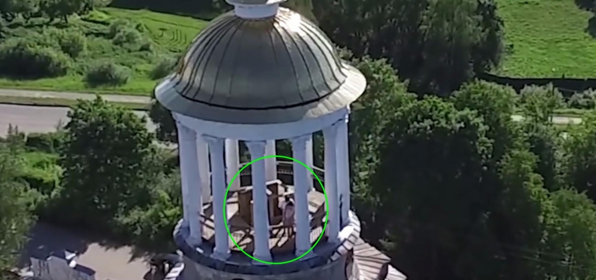 Los cachan 'en el acto' mientras grababan con drone una iglesia