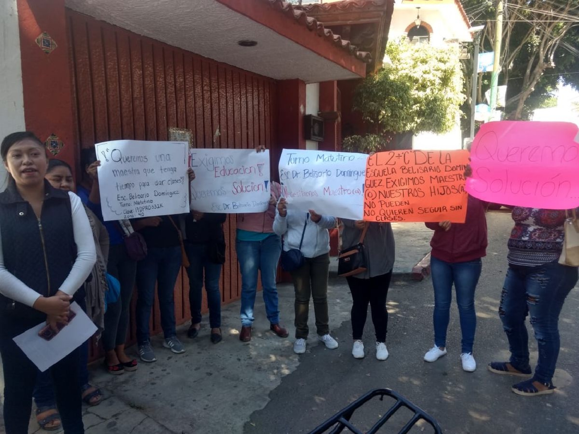 Protestan por la falta de una profesora en una escuela de Emiliano Zapata