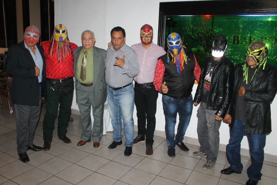Reconocen trayectoria de luchadores