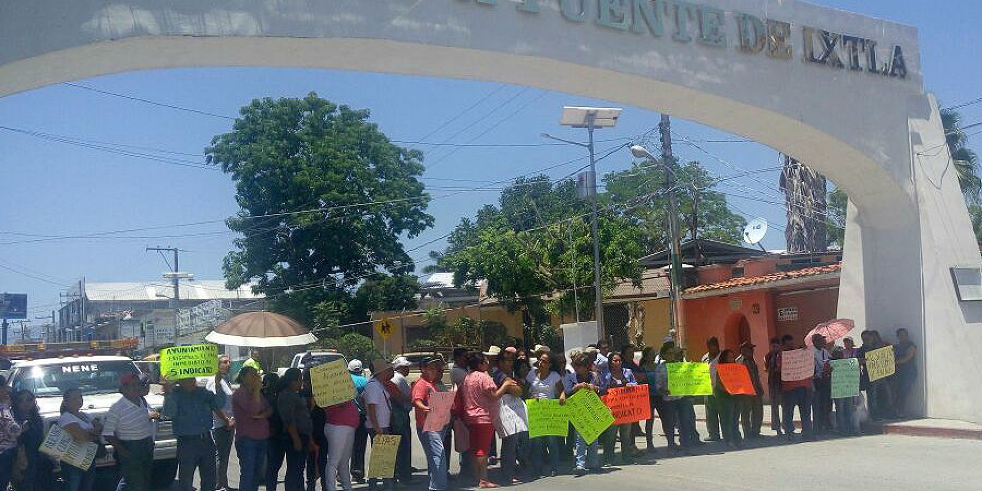 Por segundo día, toman sindicalizados alcaldía de Puente de Ixtla; bloquean avenida