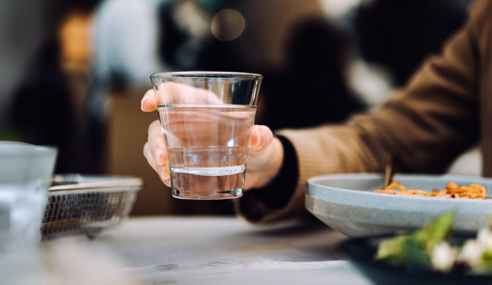 Beber agua en exceso durante las comidas puede afectar la digestión, advierte experta