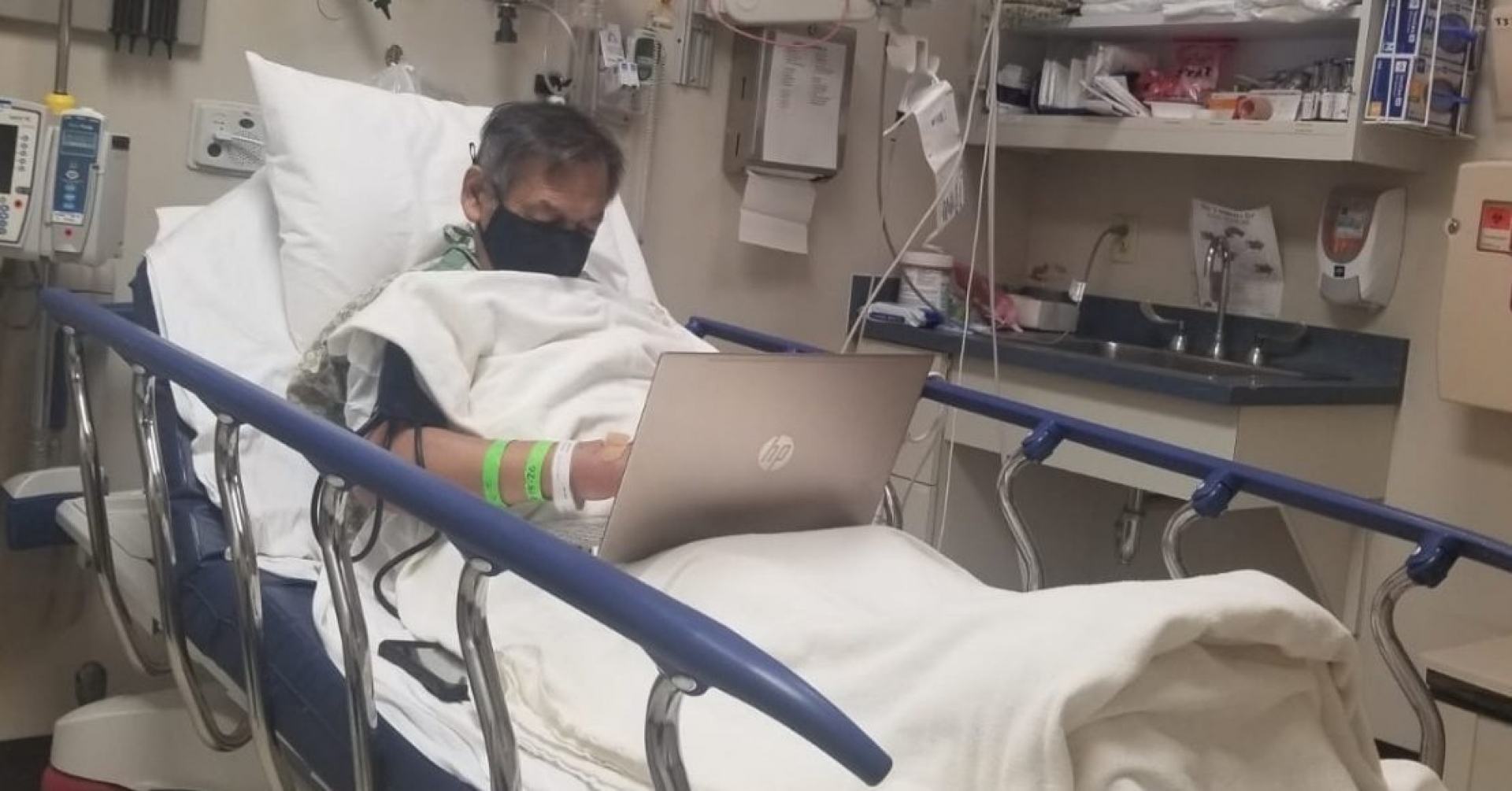Maestro califica a sus alumnos antes de ser operado
