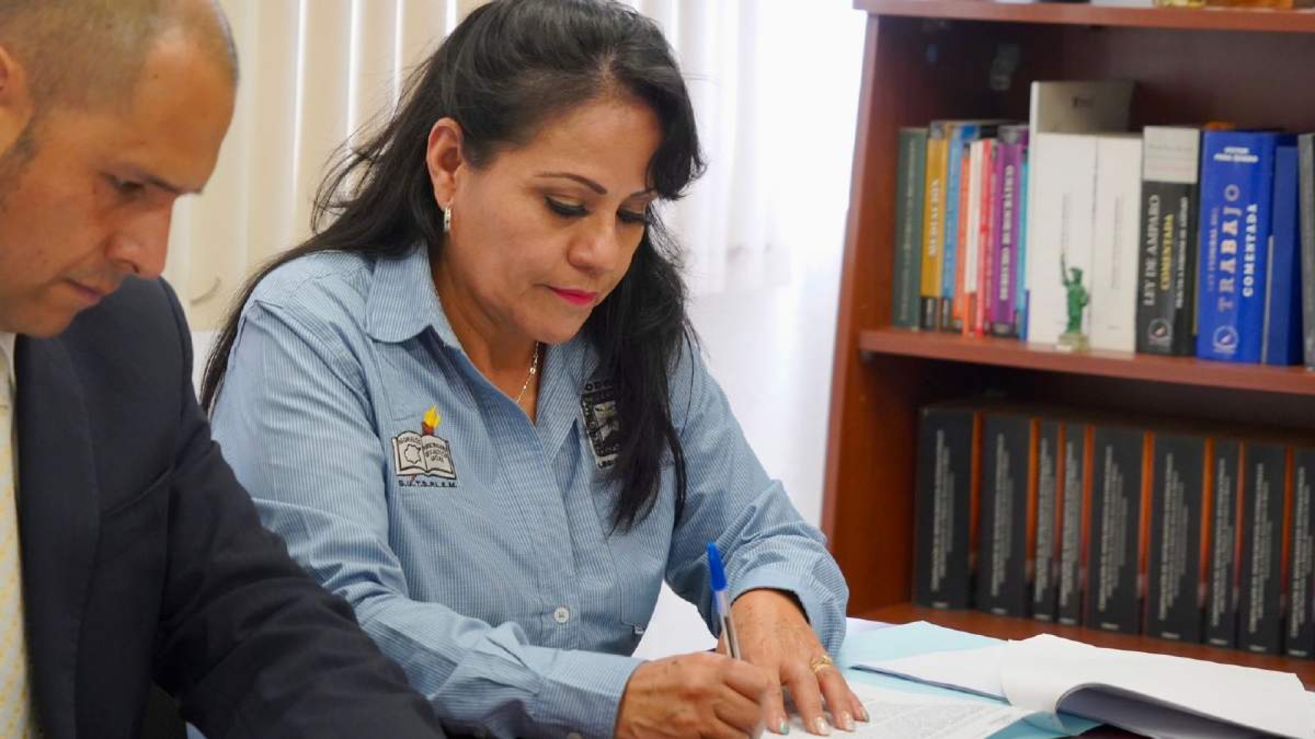 Pactan aumento salarial de 6% para trabajadores del Congreso