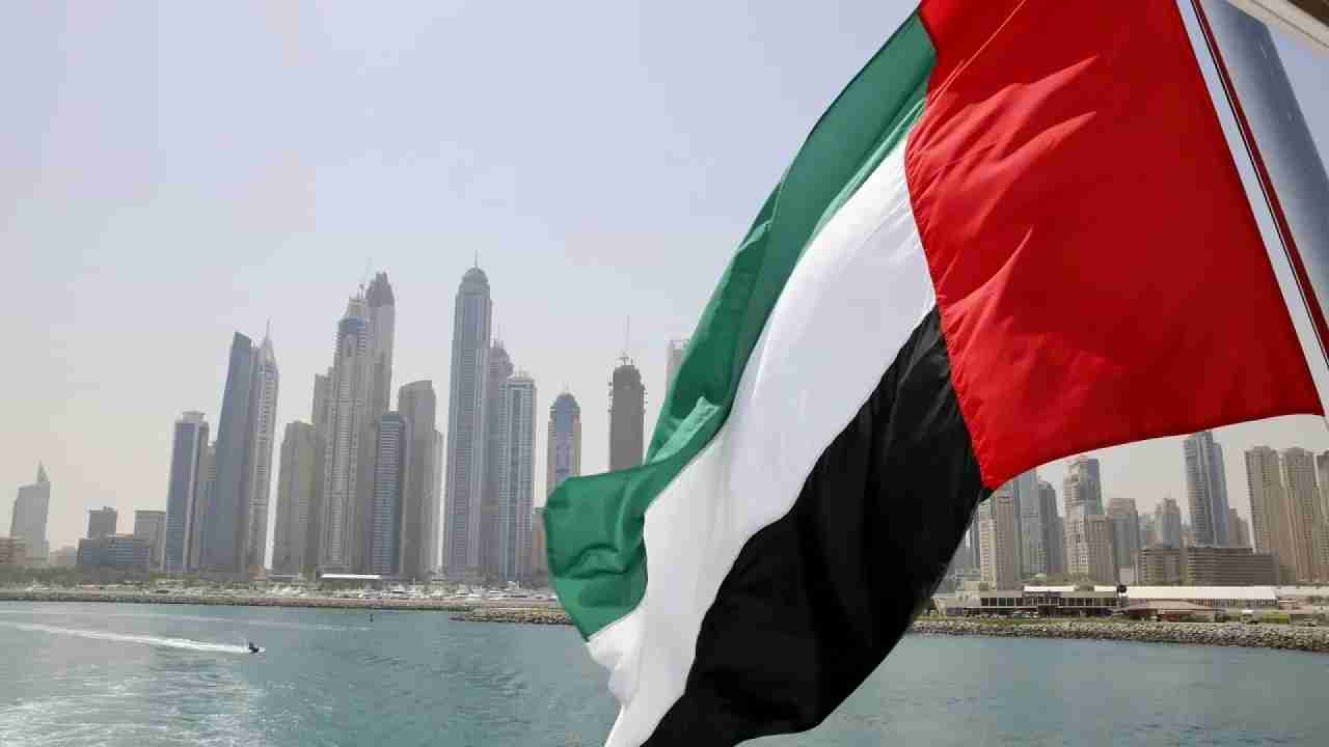Emiratos Árabes Unidos intercepta misiles y drones iraníes por segundo día