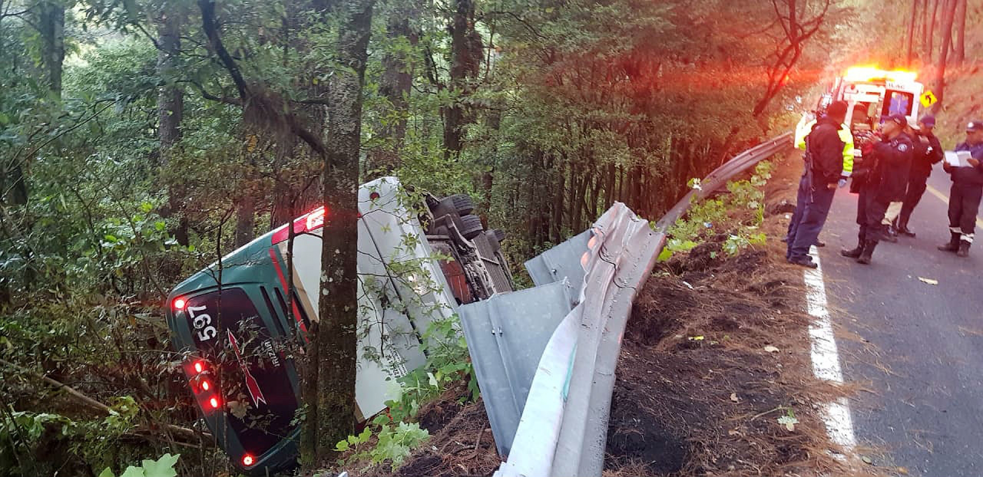 Vuelca autobús en carretera a Lagunas de Zempoala; nueve personas resultaron heridas