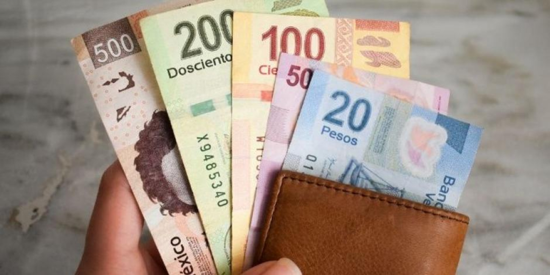 AMLO propondrá aumento al salario mínimo de 15% para 2021