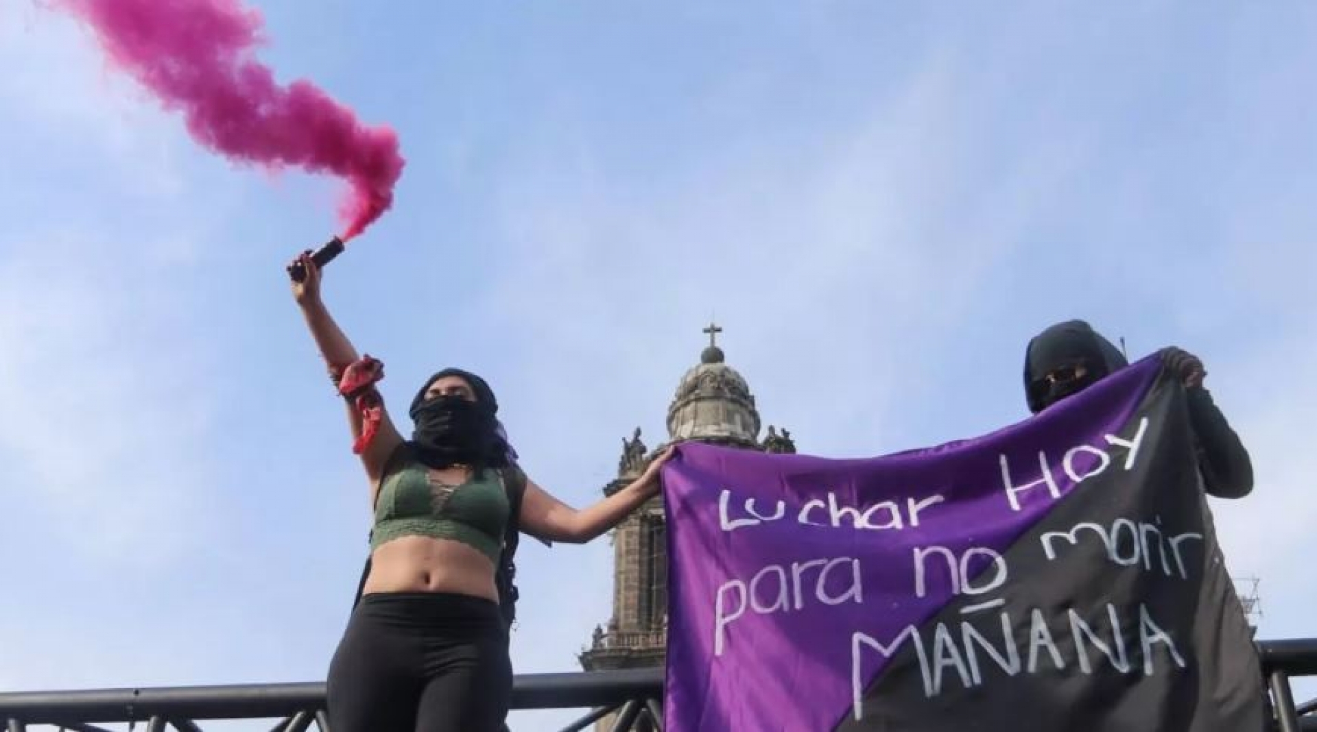 "Un violador no será gobernador": protesta en Monumento a la Revolución