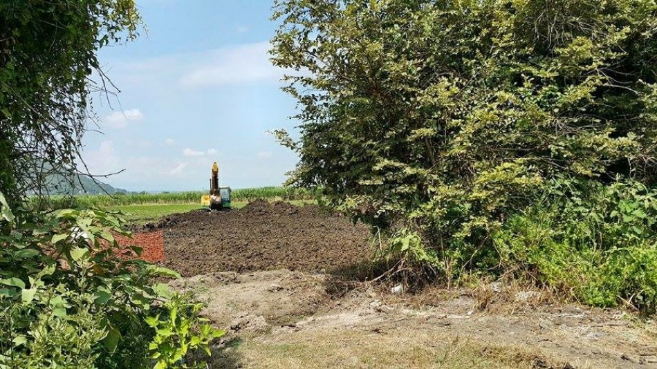 Invade constructora campos de cultivo para realizar trabajos de la autopista Siglo XXI