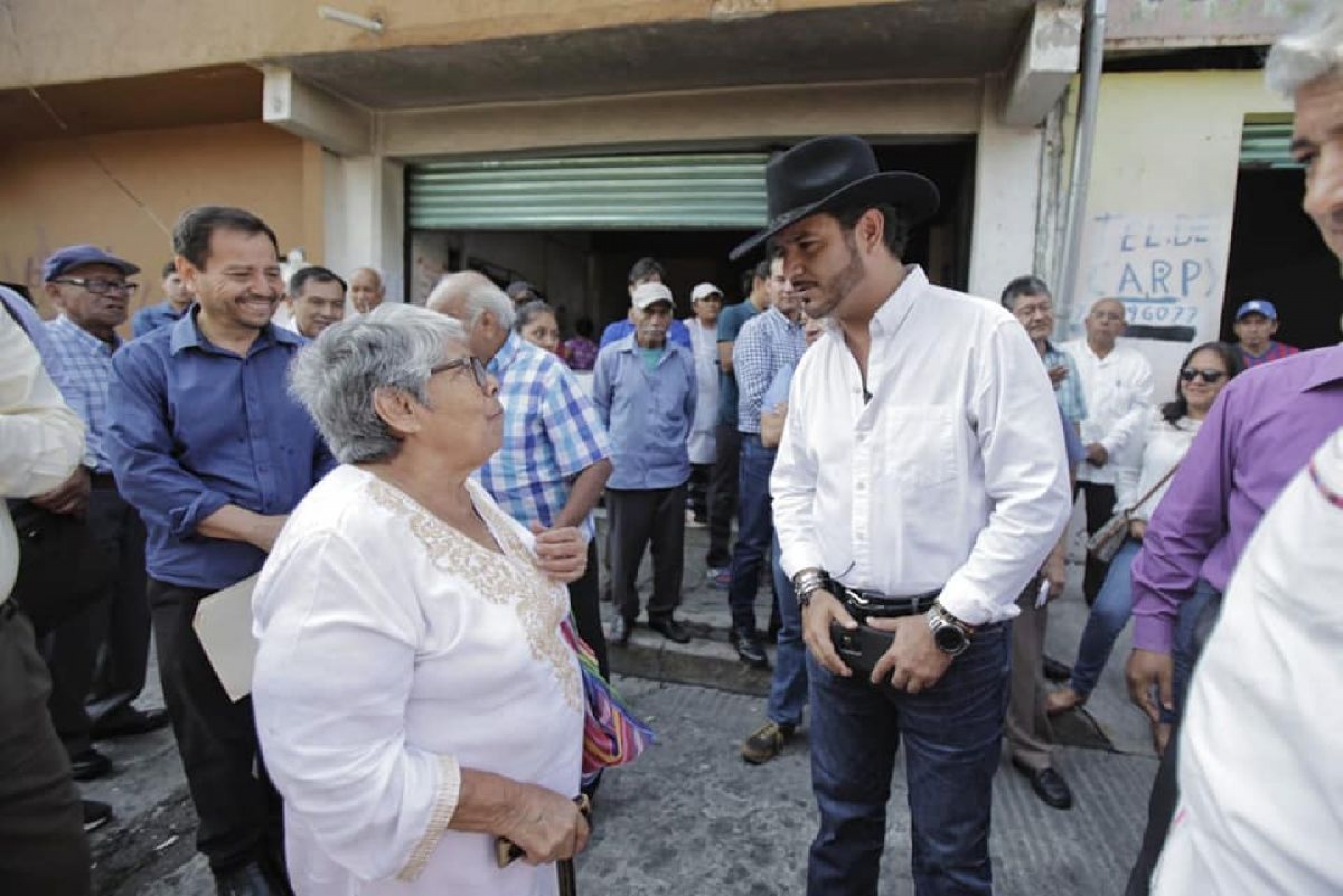 Reconoce edil rezago en atención de servicios