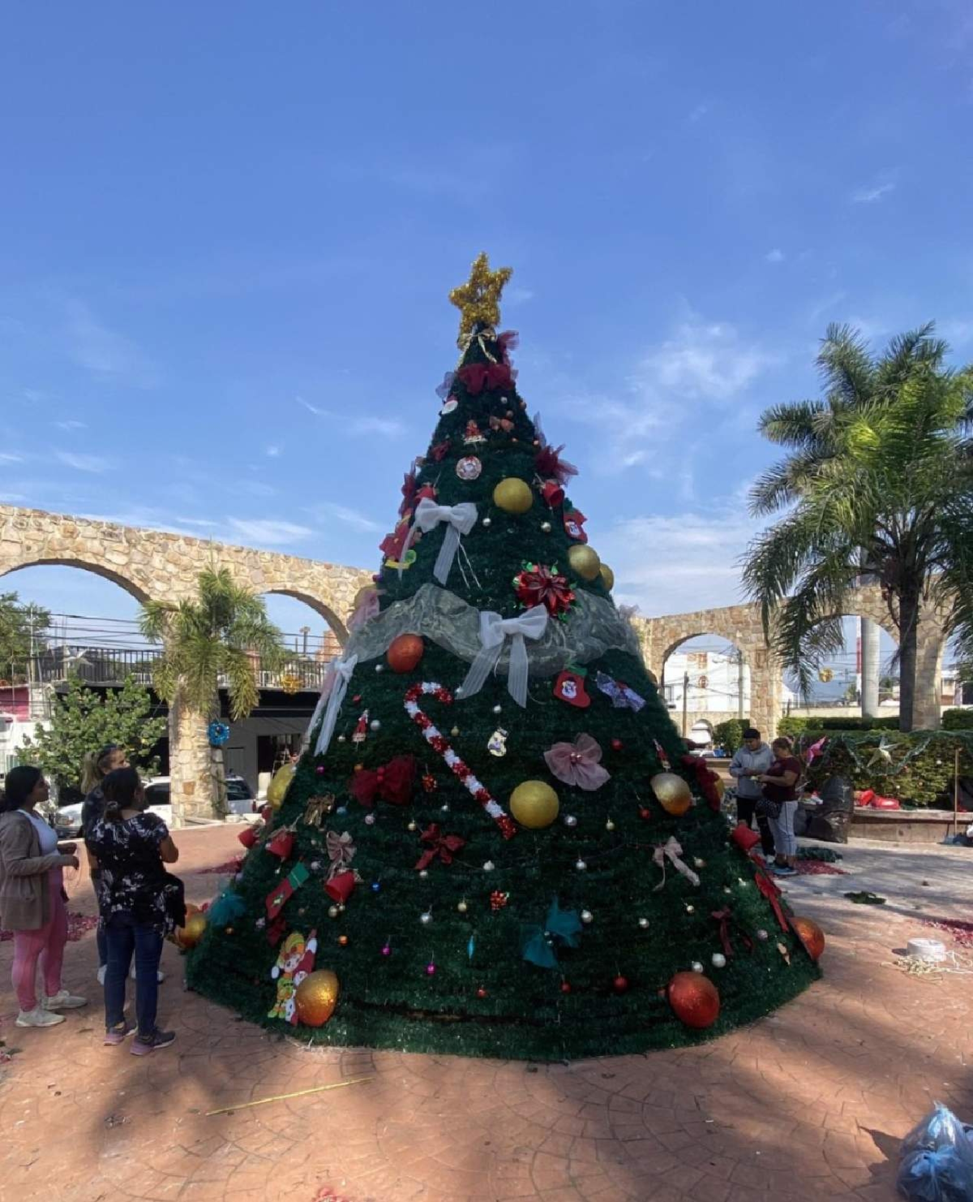Queman árbol navideño en Tehuixtla