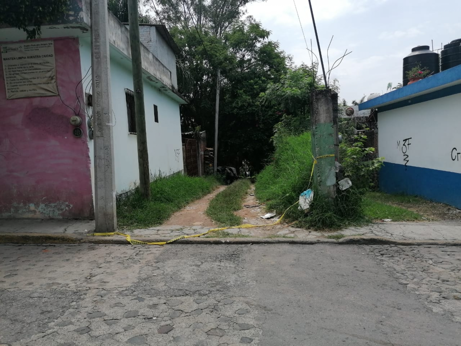 Hallan el cadáver calcinado de un hombre en un predio en Acapantzingo