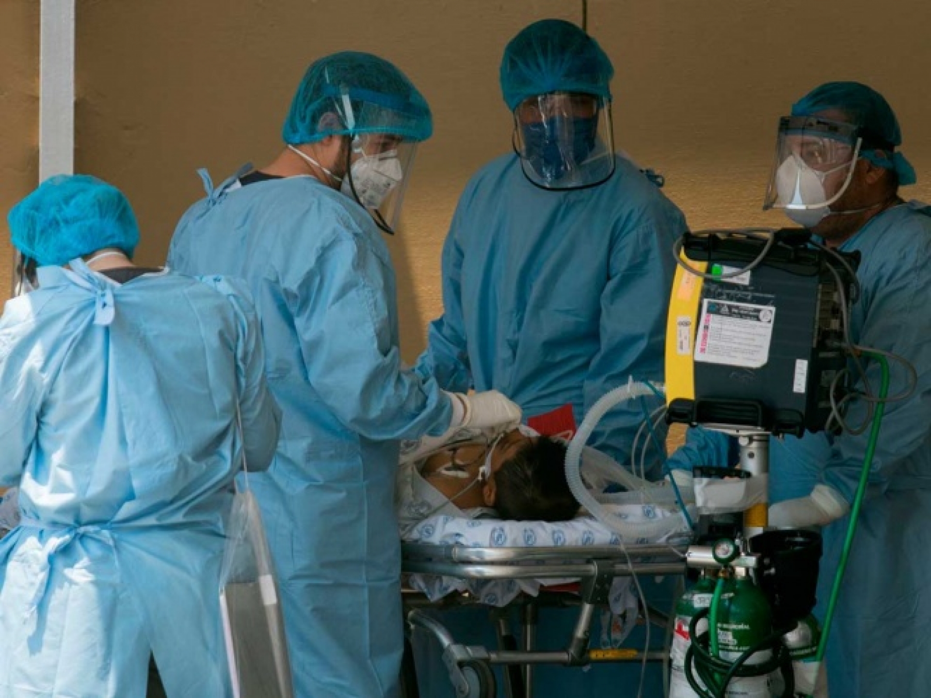 Becarán a 30 mil médicos para que estudien en el extranjero