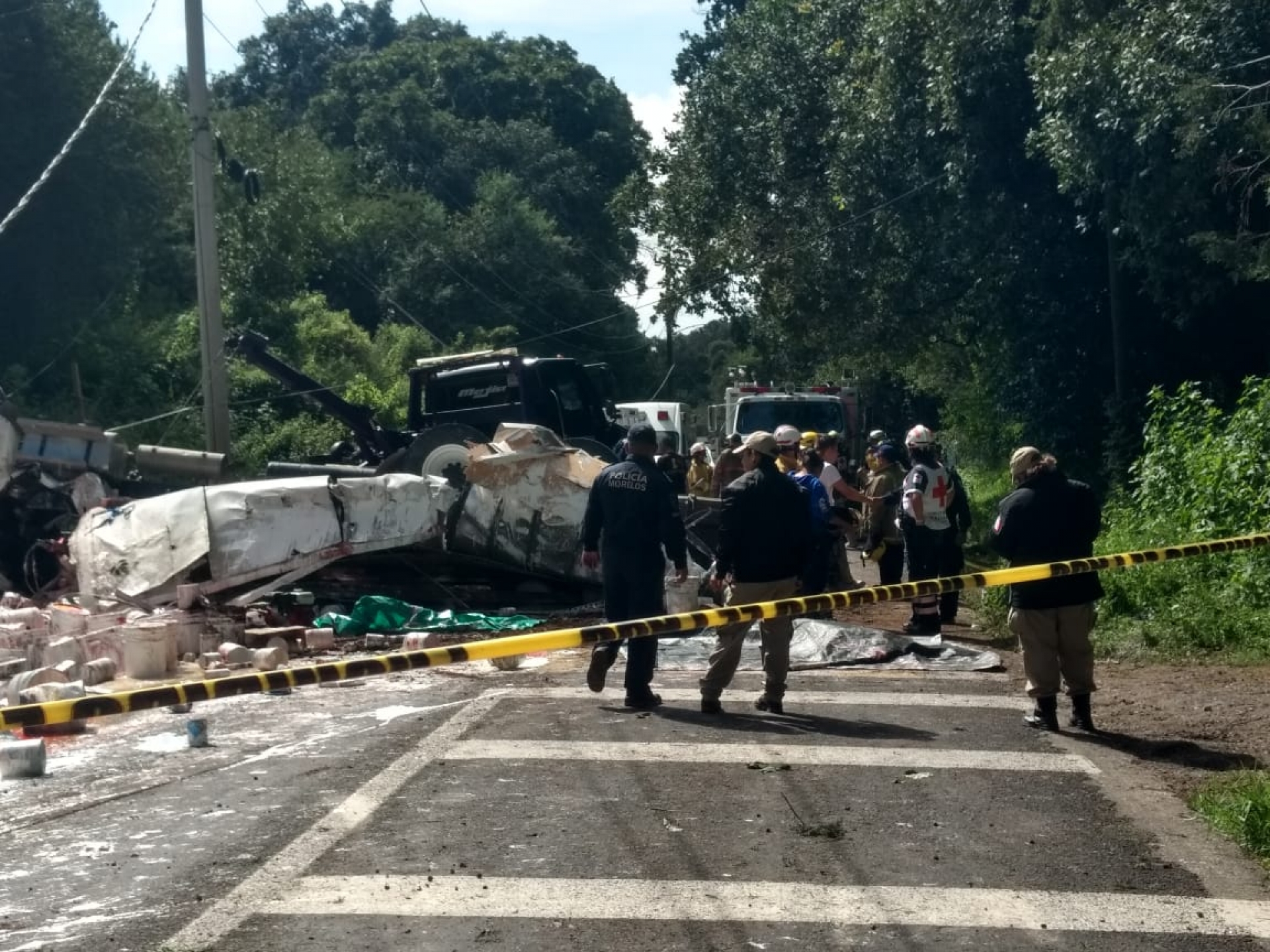Un muerto y dos heridos, saldo tras volcadura de camión en carretera Huizilac-Cuernavaca