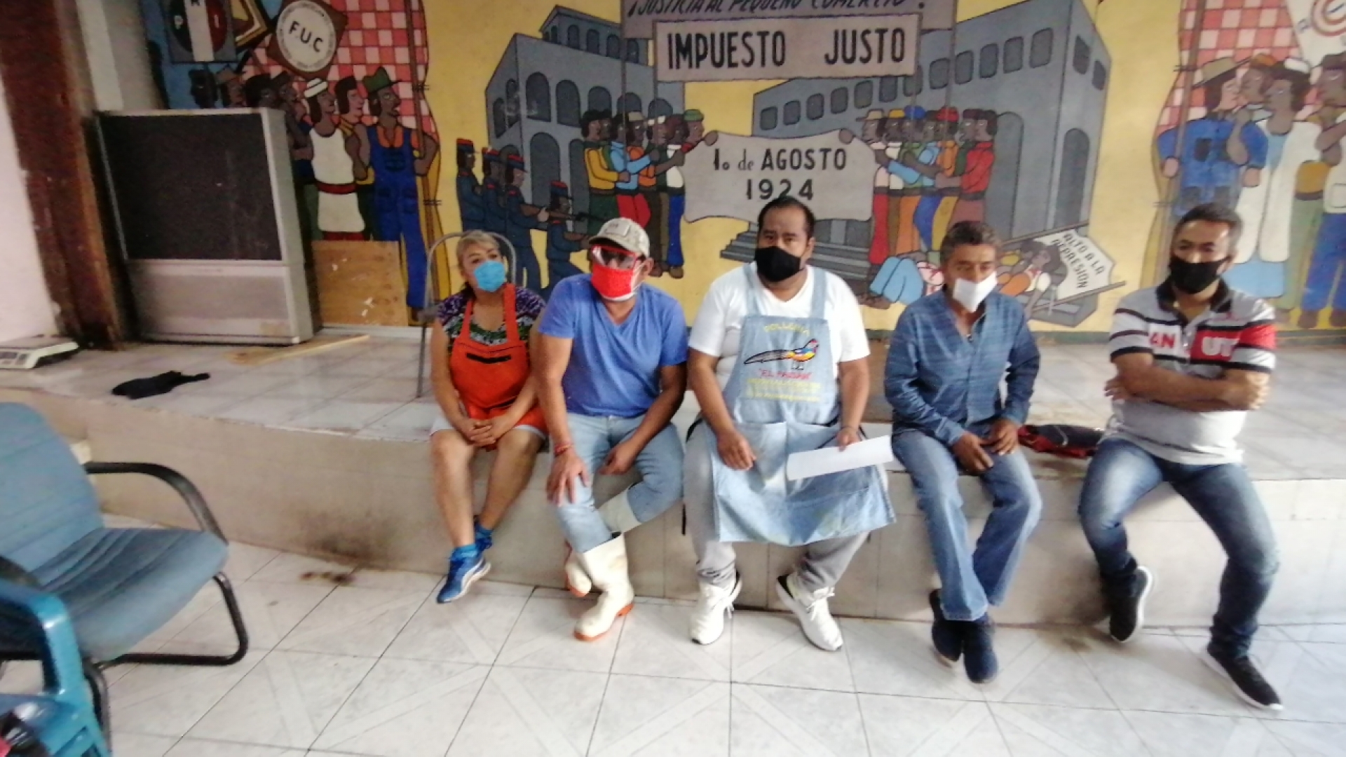 Anuncian comerciantes del mercado ALM obligatoriedad de uso de cubrebocas