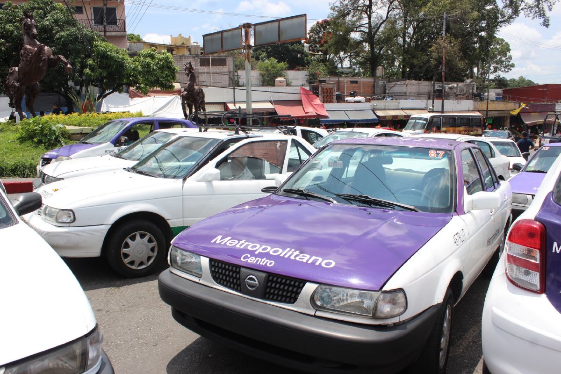 Insistirán taxistas en salida de Uber