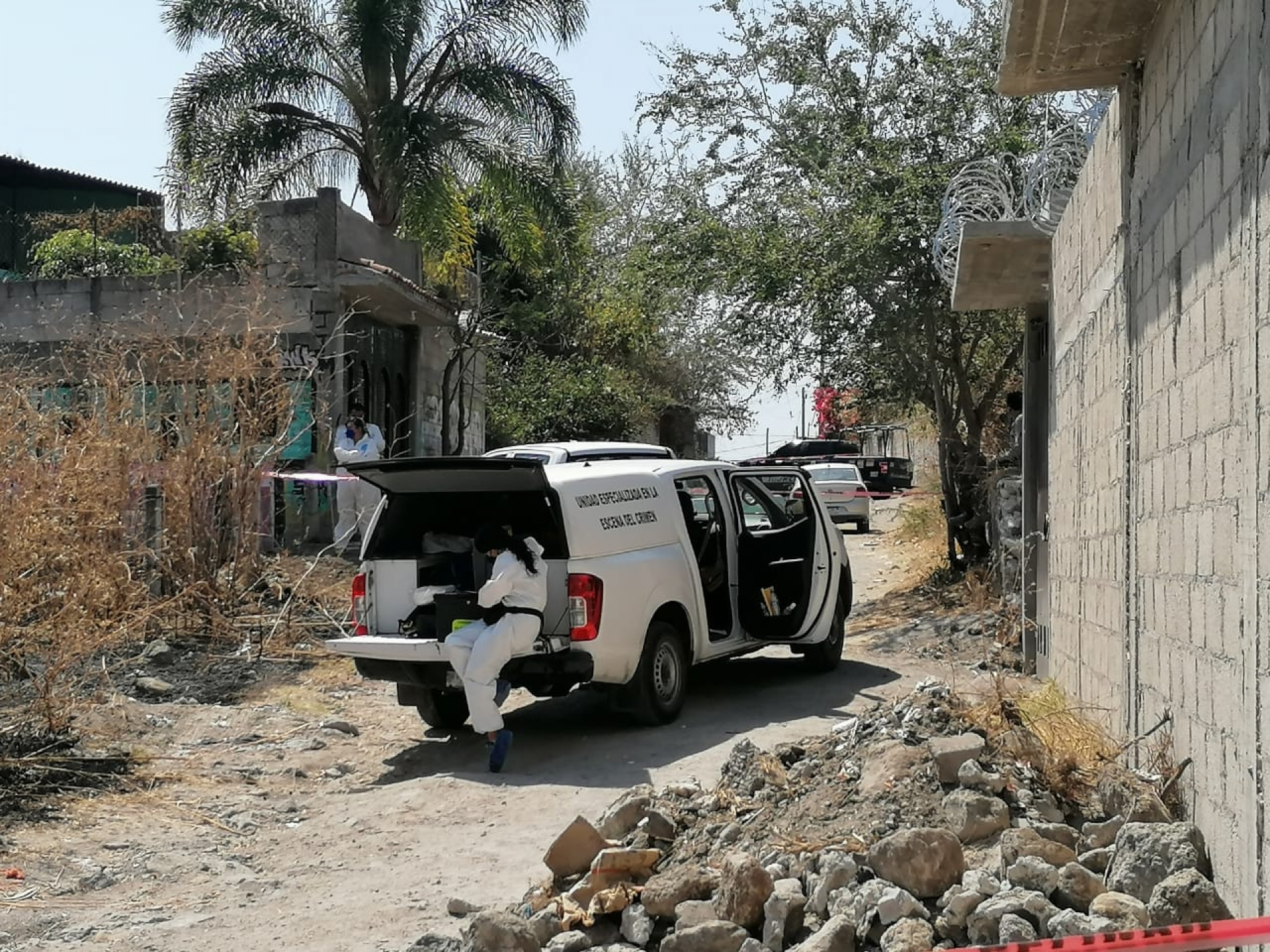 Hallaron el cadáver de una mujer encajuelado, en Temixco