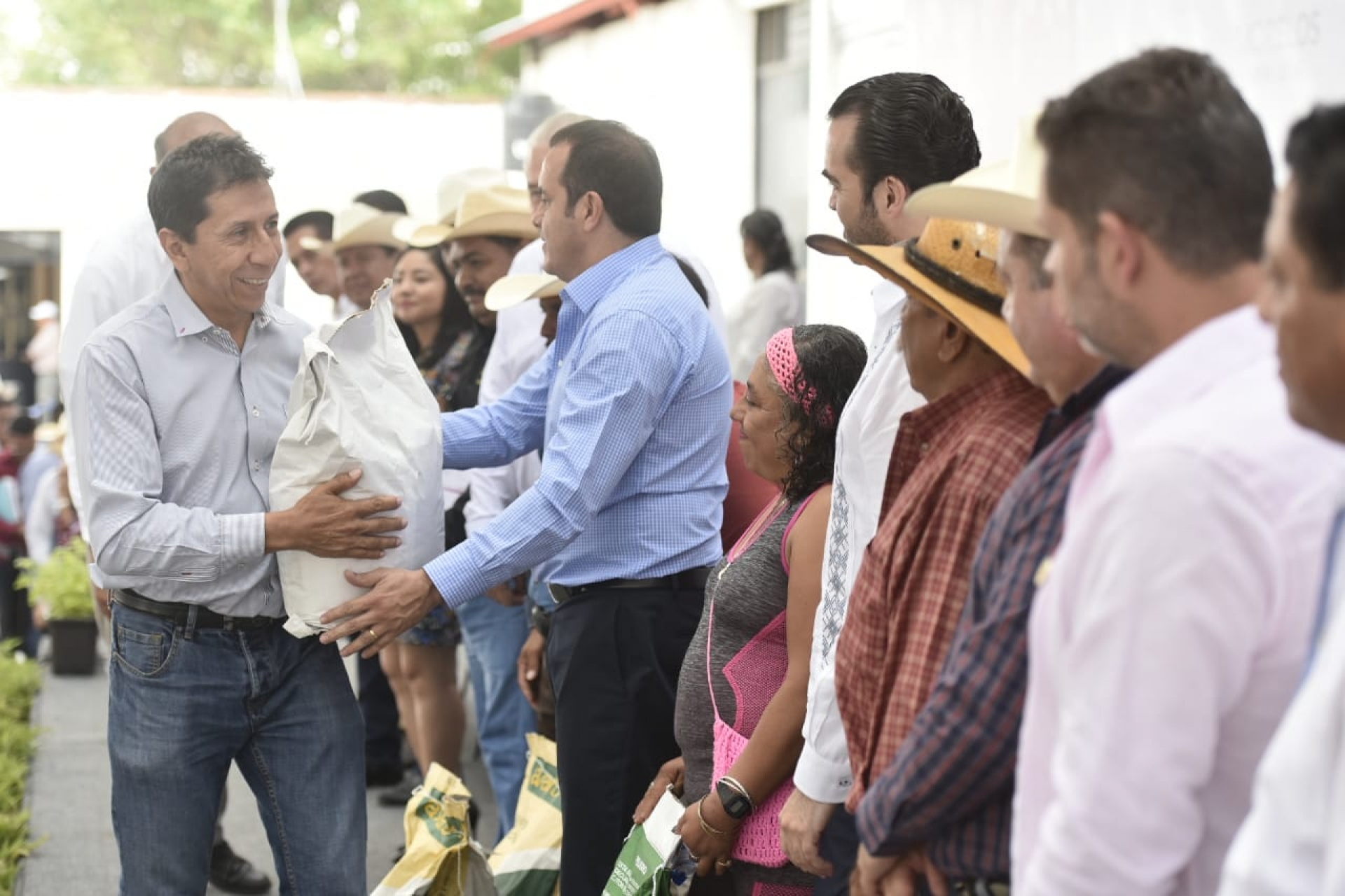 Entregan apoyos a productores de granos básicos, en Tepalcingo