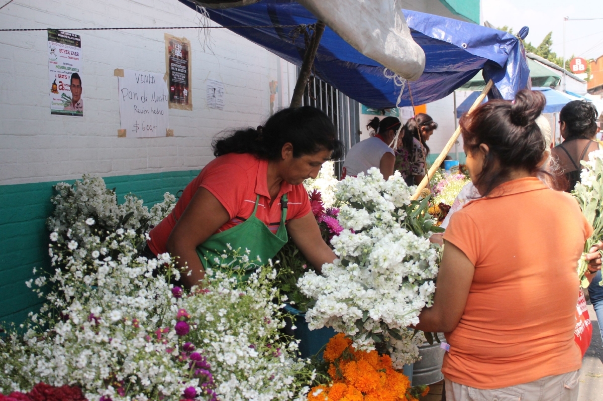 Preparan panteones para Día de Muertos