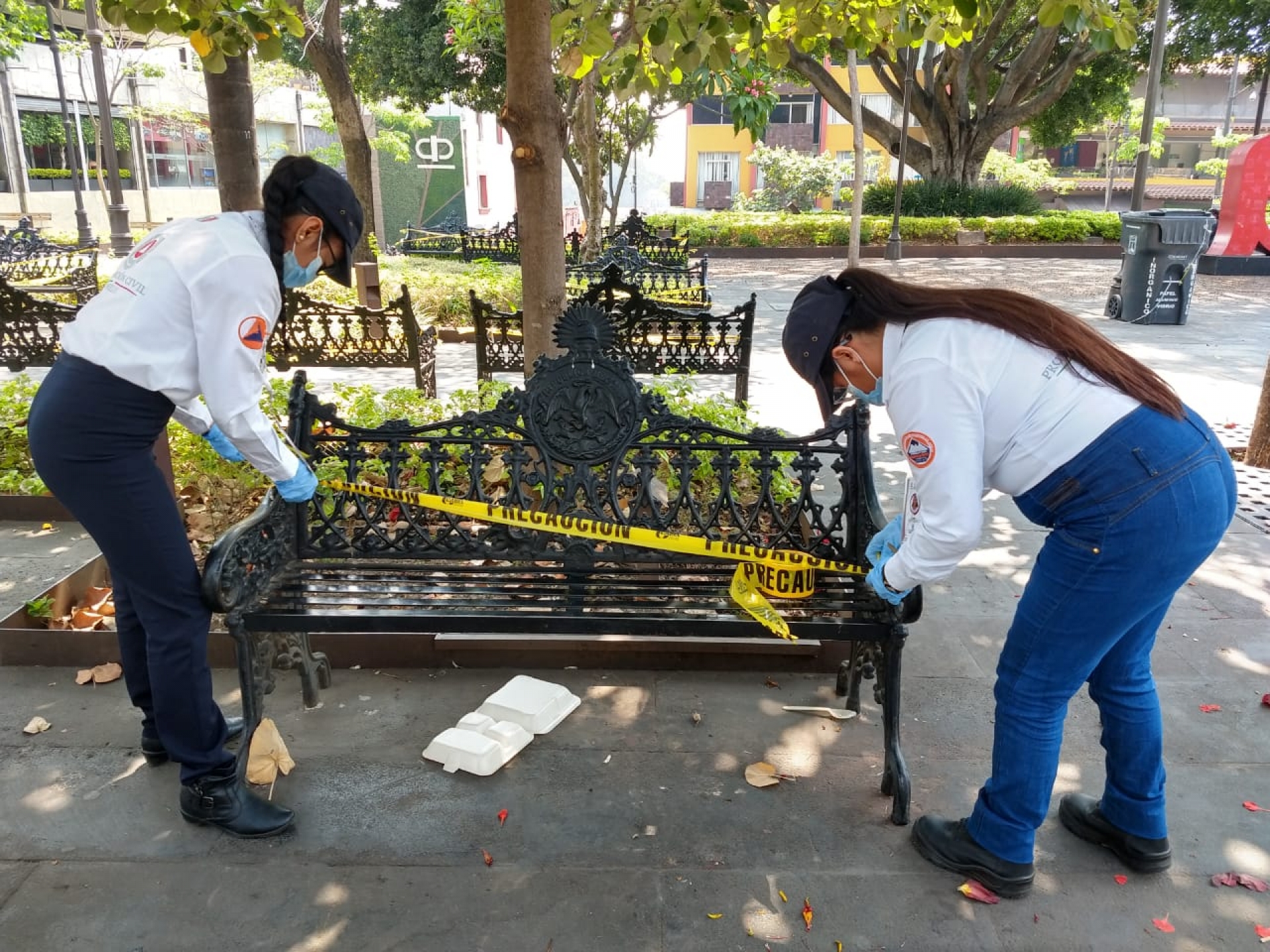 Acordona PC bancas en el zócalo de Cuernavaca; invitan a retirarse de espacios públicos