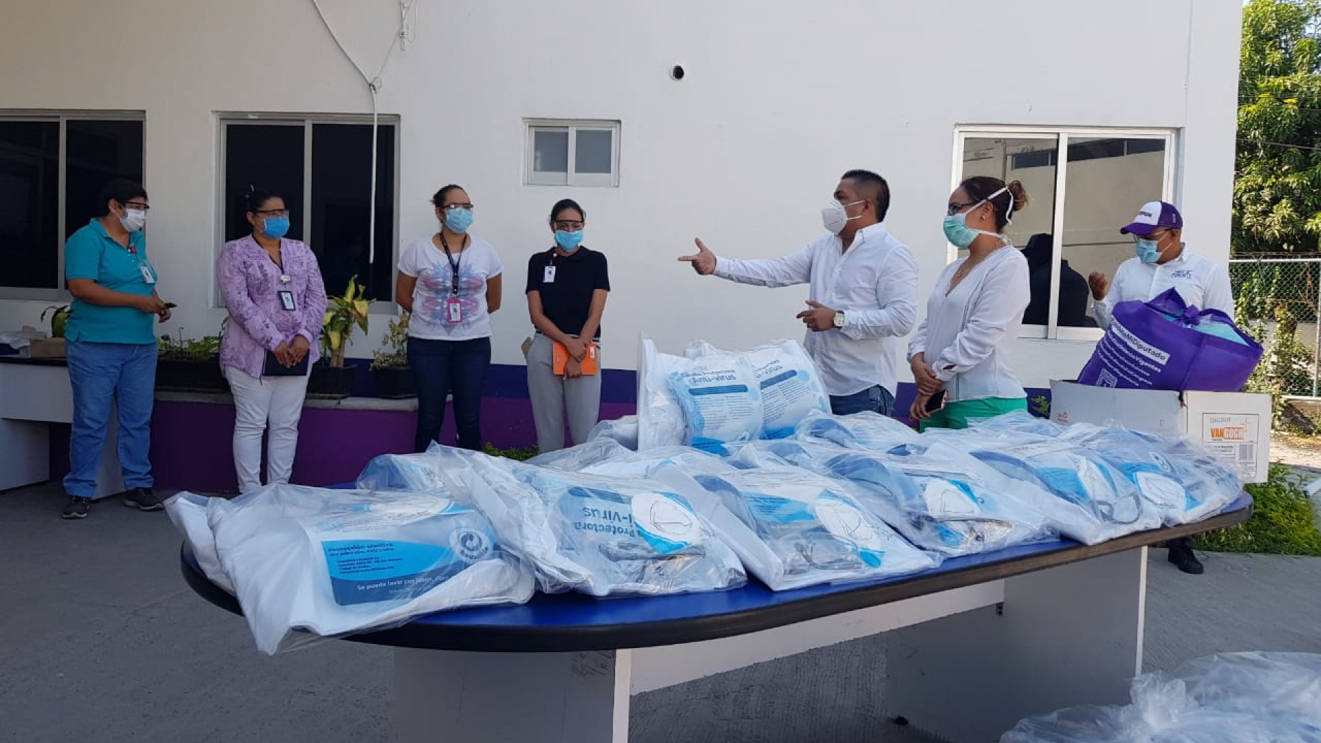 Entrega diputado Alfonso Sotelo paquetes de material quirúrgico a la Jurisdicción Sanitaria II