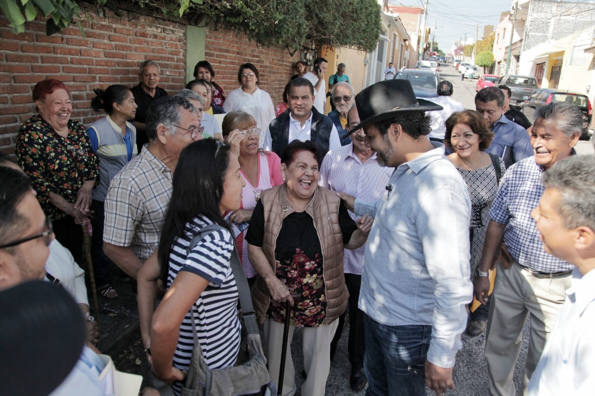 Efectúa alcalde capitalino gira de trabajo en oficina móvil, en Acapantzingo