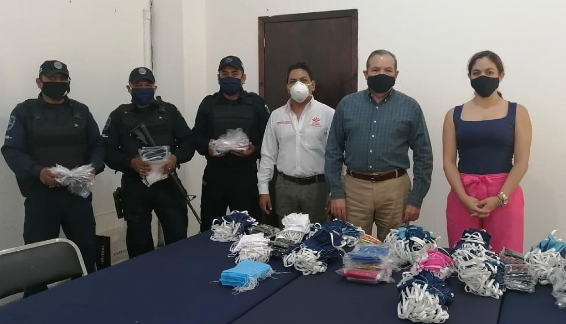 Presidencia y contraloría del ayuntamiento de Cuernavaca entregan donación de cubrebocas para policías municipales