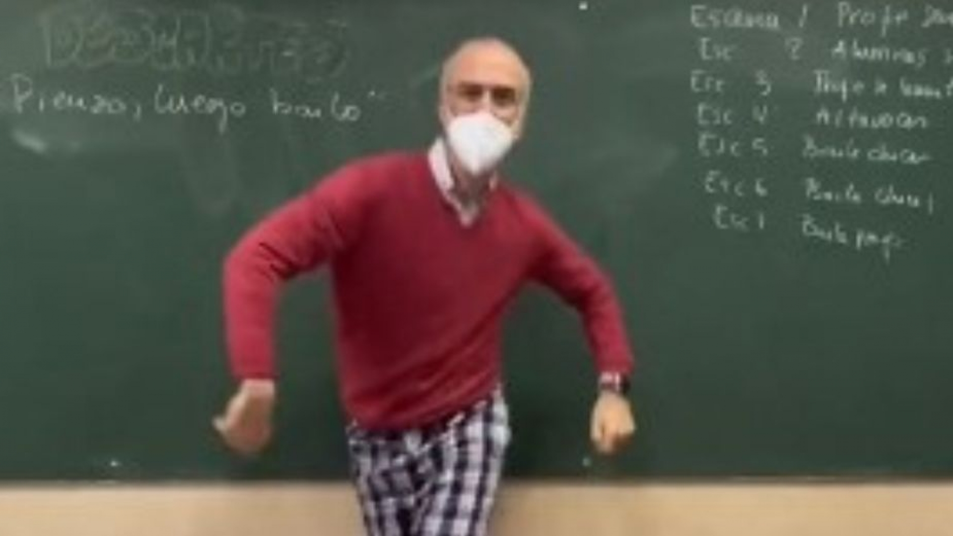 Maestro enloquece TikTok, da clases en pijama y bailando